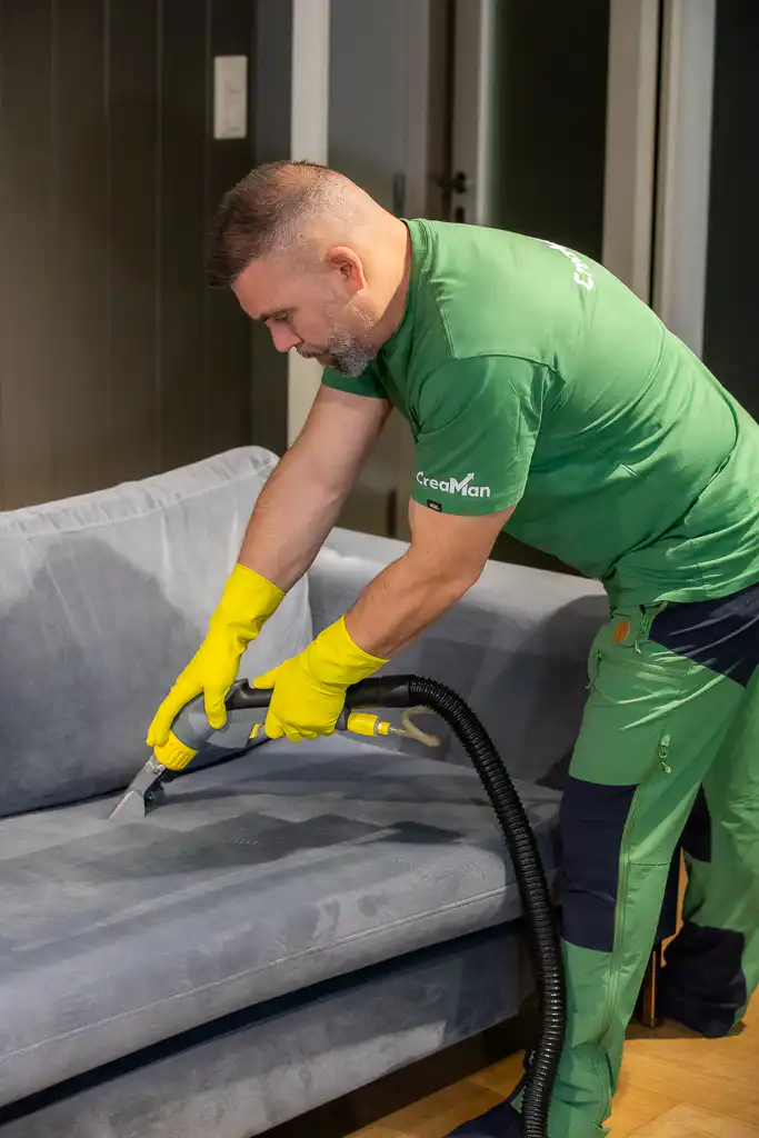 Før og etter sofarens Oslo og dramatisk forskjell etter profesjonell rens av sofa på grå 3-seter