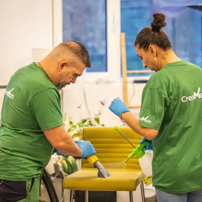 Teknikker utfører sofarens hjemme hos kunde i Oslo med profesjonell ekstraksjonsmaskin på velur og sofa