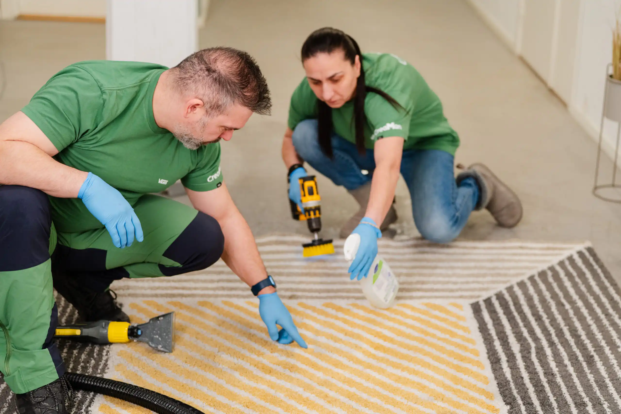 Flekkfjerning på teppe eller møbel i Oslo Teperensoft forbehandler flekker