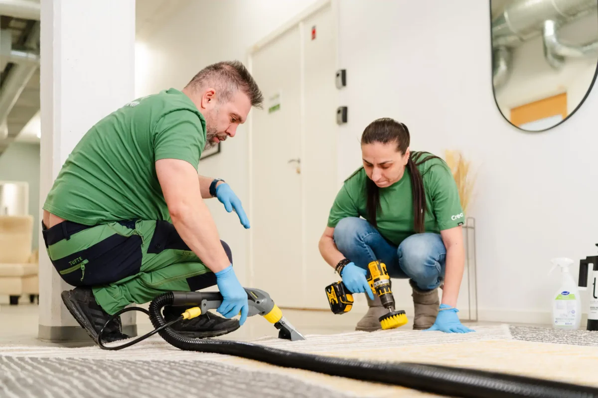 Dyprens av teppe med ekstraksjon – fjerner smuss og reduserer lukt uten å skade fibrene.